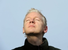 Assange rushes to defend Trump staring into the sun