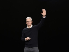 Apple Boss rakes in millions