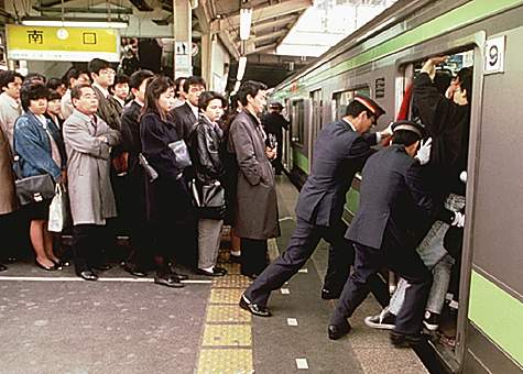 tokyo_subway_attendants