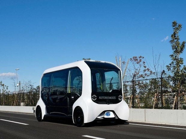 Toyota self-driving bus throws a Paralympic judo expert