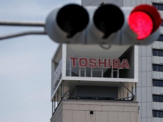 Toshiba chair fights calls to resign