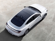 Hyundai sticks solar panels on car roof