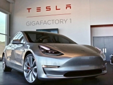 Tesla&#039;s Model 3 arrives in September